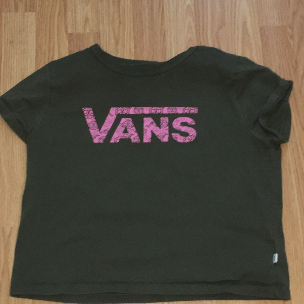 It’s crop top shirt that’s it has short sleeve